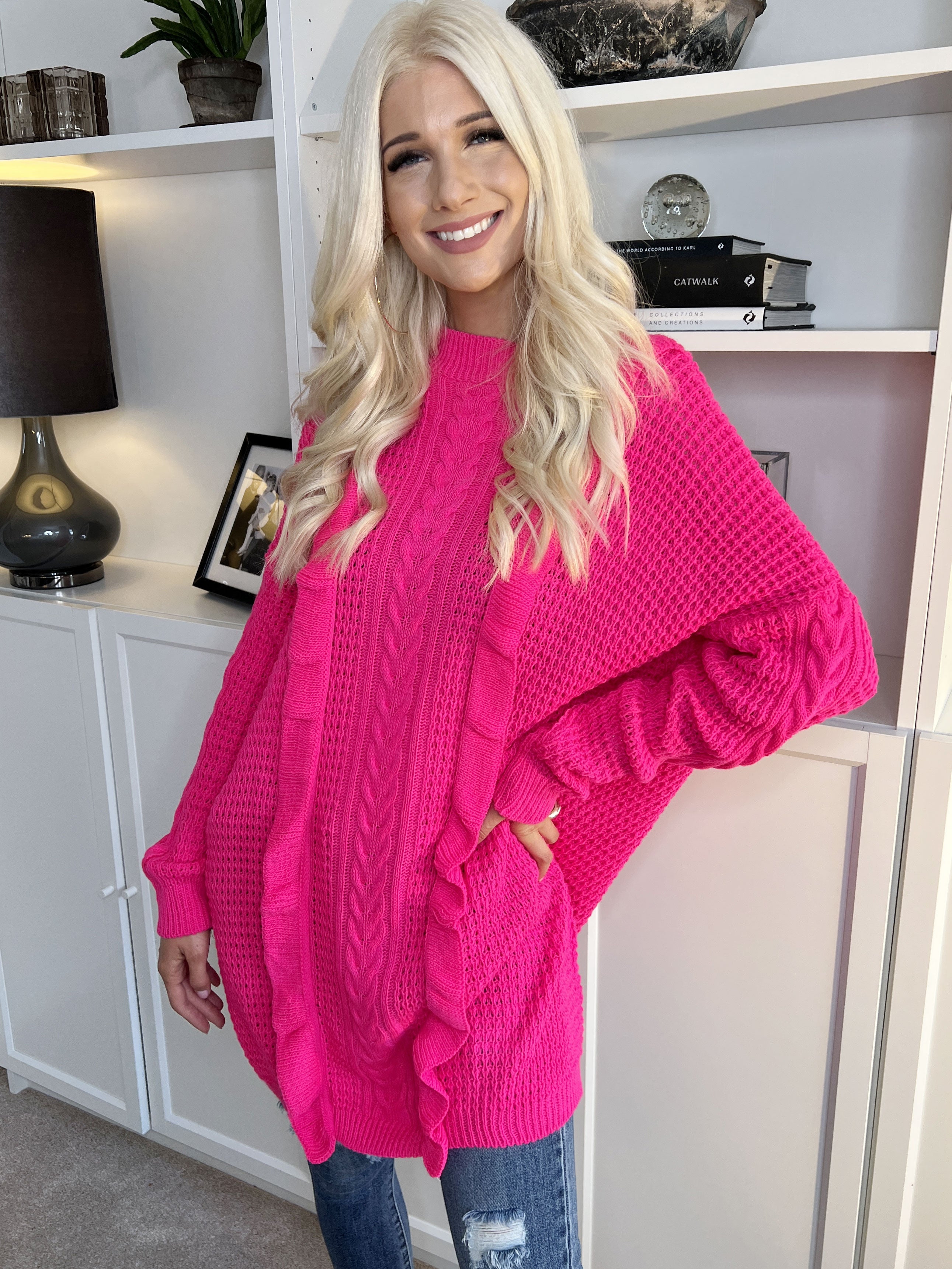 Lalisa - Söt stickad klänning med kabelstickning och volanger